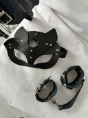 Black Desire Bondage Set – Deri Görünümlü Maske & Kelepçe Aksesuar Seti (Gizli Gönderim) | Madame Mercy