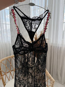 Siyah Dantel Gecelik – Tanga Hediyeli 2 Parça Şık ve Romantik Lingerie Set