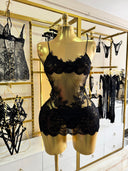 Siyah Transparan Dantel Mini Elbise – Brode Detaylı Romantik İç Giyim Tasarımı | Madame Mercy (MM202)