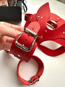 Red Desire Bondage Set – Kırmızı Maske & Kelepçe Fantezi Aksesuar Seti (Gizli Gönderim) | Madame Mercy