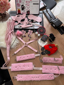 16 Parça Pembe Lüks Fantazi Oyun Seti – Maske, Kelepçe, Tasmalı & Aksesuar Hediyeli Premium Koleksiyon