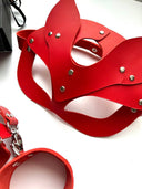 Red Desire Bondage Set – Kırmızı Maske & Kelepçe Fantezi Aksesuar Seti (Gizli Gönderim) | Madame Mercy