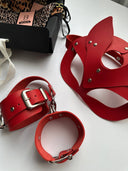 Red Desire Bondage Set – Kırmızı Maske & Kelepçe Fantezi Aksesuar Seti (Gizli Gönderim) | Madame Mercy