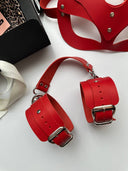 Red Desire Bondage Set – Kırmızı Maske & Kelepçe Fantezi Aksesuar Seti (Gizli Gönderim) | Madame Mercy