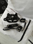 Black Desire Bondage Set – Deri Görünümlü Maske & Kelepçe Aksesuar Seti (Gizli Gönderim) | Madame Mercy