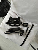 Black Desire Bondage Set – Deri Görünümlü Maske & Kelepçe Aksesuar Seti (Gizli Gönderim) | Madame Mercy