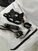 Black Desire Bondage Set – Deri Görünümlü Maske & Kelepçe Aksesuar Seti (Gizli Gönderim) | Madame Mercy