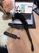 Black Fury Bondage Set – Siyah Kelepçe & Deri Görünümlü Flogger Kırbaç Aksesuar Seti (Gizli Gönderim)