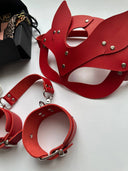 Red Desire Bondage Set – Kırmızı Maske & Kelepçe Fantezi Aksesuar Seti (Gizli Gönderim) | Madame Mercy