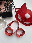Red Desire Bondage Set – Kırmızı Maske & Kelepçe Fantezi Aksesuar Seti (Gizli Gönderim) | Madame Mercy