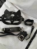 Black Desire Bondage Set – Deri Görünümlü Maske & Kelepçe Aksesuar Seti (Gizli Gönderim) | Madame Mercy