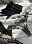 Siyah Dantel Detaylı Jartiyer Bodysuit – Çorap ve Eldivenli 3 Parça Set