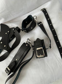 Black Desire Bondage Set – Deri Görünümlü Maske & Kelepçe Aksesuar Seti (Gizli Gönderim) | Madame Mercy