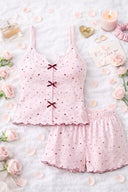Kadın Pembe Kalp Desenli Şort Takımı – Fiyonklu İp Askılı Pijama Seti