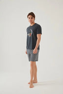 Erkek Şortlu Pijama Takımı – Füme Baskılı Tişört Çizgili Yazlık Rahat Ev Giyim Alt Üst Set