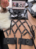 Siyah Deri Harness Lingerie Set – Ayarlanabilir Seksi Vücut Kemerleri & Fantazi Aksesuar Takımı (Gizli Gönderim) (kod:2008)