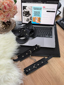 Black Desire Bondage Set – Deri Görünümlü Maske & Kelepçe Aksesuar Seti (Gizli Gönderim) | Madame Mercy