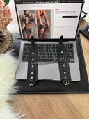 Siyah Altın Zincirli Deri El Kelepçesi – Ayarlanabilir Fantazi Aksesuarı & Gizli Gönderim