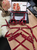 Kırmızı Deri Harness Lingerie Set – Ayarlanabilir Seksi Vücut Kemerleri & Fantazi Aksesuar Takımı (Gizli Gönderim)