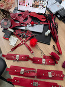 15 Parça Kırmızı Fantazi Oyun Seti – Maske, Kelepçe, Kırbaç & Aksesuar Hediyeli Lüks Koleksiyon