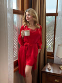 Kırmızı İpeksi Saten Sabahlık – Zarif ve Lüks Kutulu Set