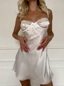 İpeksi Saten Gecelik – Zarif ve Romantik Kadın Model