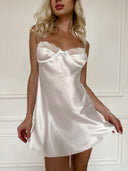 İpeksi Saten Gecelik – Zarif ve Romantik Kadın Model