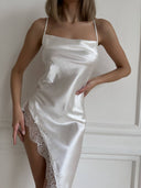 Angelina Ekru İpeksi Saten Gecelik – Zarif ve Romantik Kadın Model