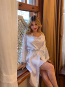 Beyaz İpeksi Saten Sabahlık – Zarif ve Lüks Kutulu Set